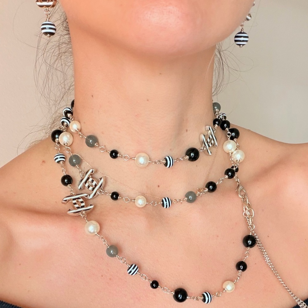 🤍Vintage Chanel Multicolor Beaded CC Necklace Pearls, Black & White Glass Beads🖤 - Picture 7 of 16